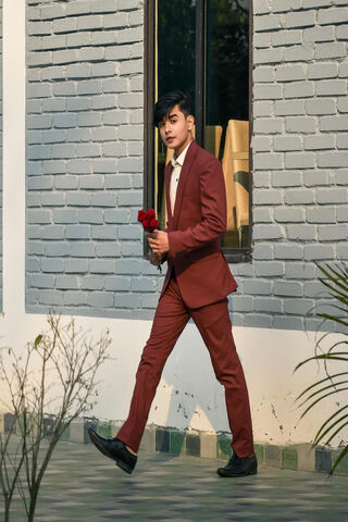 Charming Elegance: Hardik Bist in Style 🌹✨