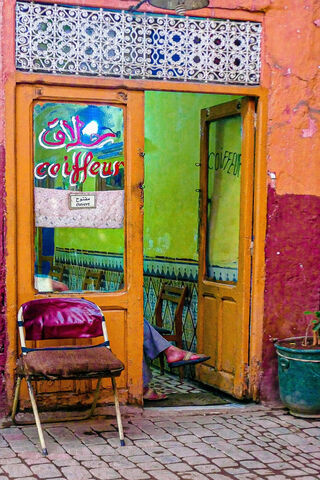 Charming Coiffeur Corner: A Slice of Local Life ✂️🏡