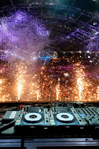 Electric Vibes: The Ultimate DJ Experience 🎧✨