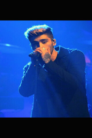 Zayn Malik in the Spotlight: A Blue Vibe 🎤💙