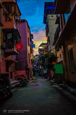 Sunset Serenity in Kolkata's Hidden Alleys 🌅🏙️