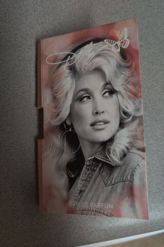 Dolly Parton: A Timeless Icon of Country Music 🎤✨
