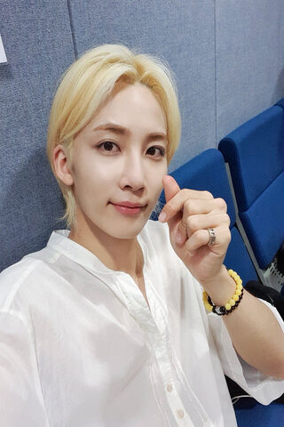 Jeonghan's Heartfelt Moment for CARAT 💖