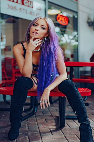 Vibrant Vibes: Katie Angel's Bold Style 🌟