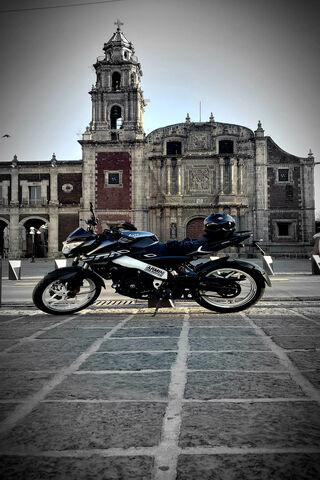 Pulsar NS 200: The Urban Explorer 🏍️✨