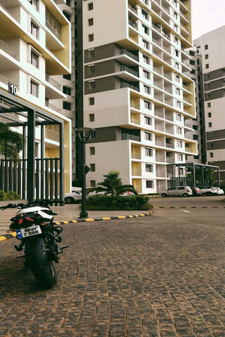 Urban Adventure: The Pulsar NS 200 in the City