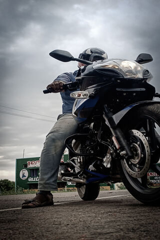 Pulsar 220: The Road Warrior 🏍️💨