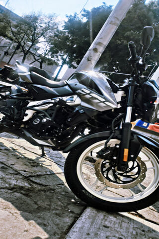 Pulsar NS 200: The Ultimate Street Performer 🏍️✨