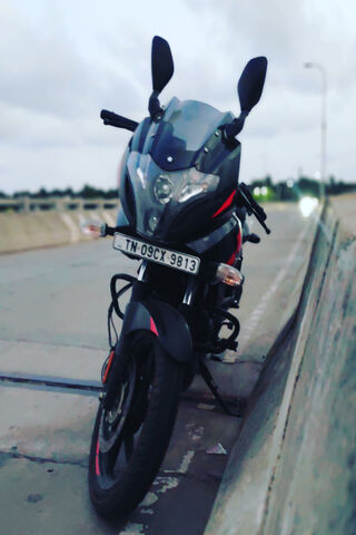 Pulsar 220: The Power of the Road 🏍️💨