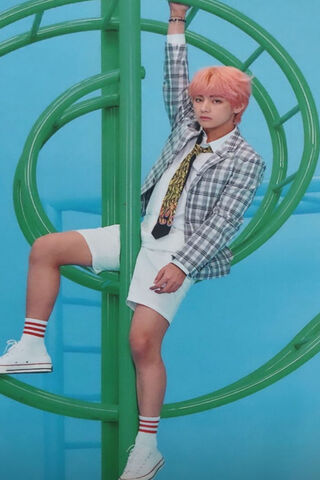 V's Playful Vibe 🌟