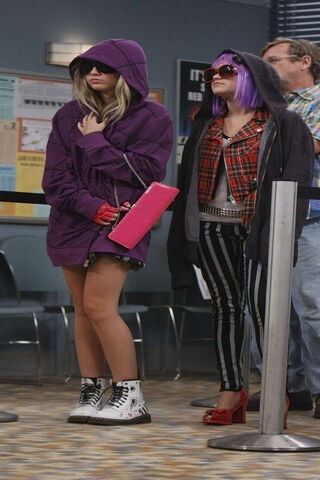 Hannah Montana: A Stylish Disguise! 🎤✨