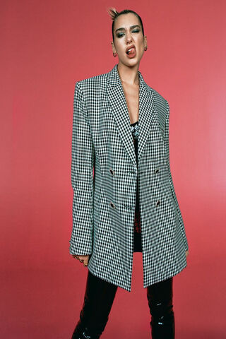 Bold and Chic: Dua Lipa's Fashion Statement 