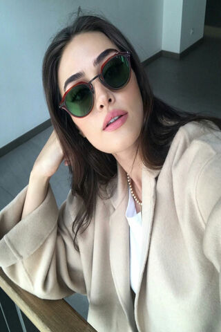 Chic Elegance: A Glimpse of Esra Bilgic