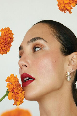 Elegance in Bloom: Gal Gadot's Floral Charm 🌸✨