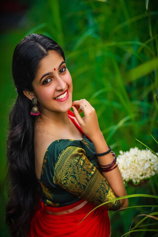 Graceful Elegance: Parvathi Arun in Traditional Splendor 🌺✨