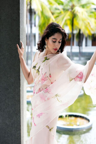 Elegance in Bloom: Regina Cassandra's Floral Charm 🌸✨
