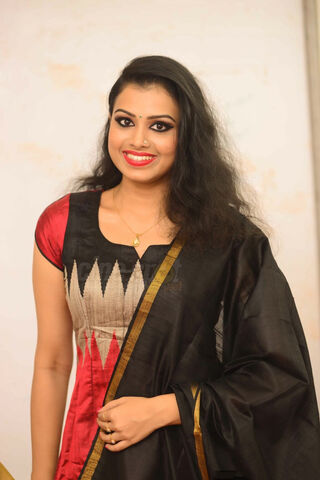 Elegance Personified: Sonu Satishan in Traditional Attire