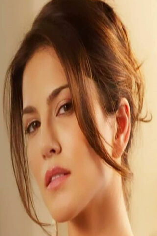 Sunny Glow: The Radiance of Sunny Leone 🌟