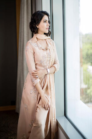 Elegance in Serenity: Samantha Akkineni's Graceful Moment 🌸✨