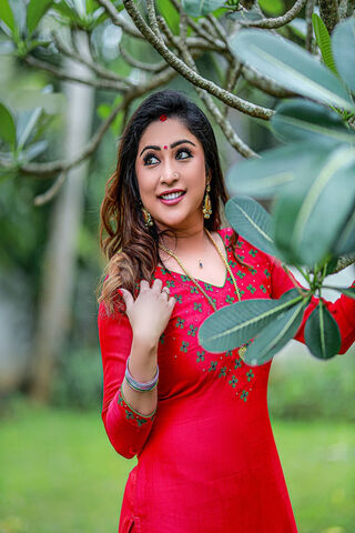 Radiant Elegance: Archana Susheelan in Traditional Splendor 🌺✨