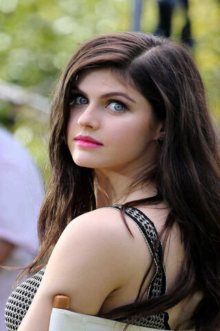 Captivating Charm: The Allure of Alexandra Daddario