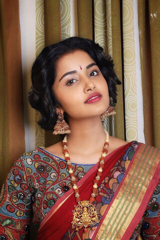 Elegance in Tradition: Anupama Parameswaran's Graceful Look