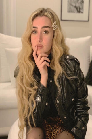 Chic Vibes: Hanna Elzahed's Fashion Statement