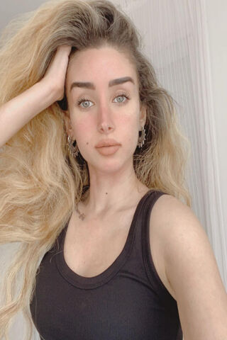 Radiant Beauty: The Allure of Hannah Elzahed