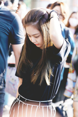 Chic and Casual: Jennie's Effortless Style 🌟