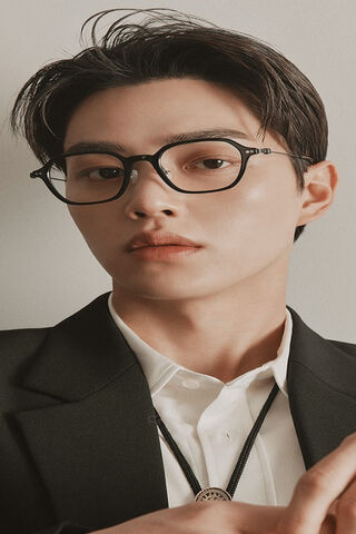 Charming Elegance: The Allure of Song Kang ✨