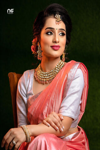 Elegance Personified: The Grace of Siri Raju 🌸✨