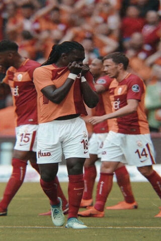 Bafetimbi Gomis: A Moment of Passion on the Field ⚽❤️