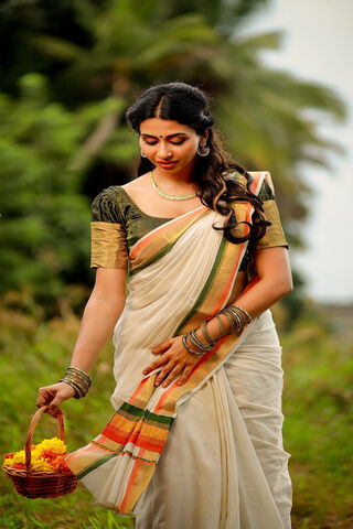 Elegance in Tradition: The Grace of Gayatri Iyer 🌼✨