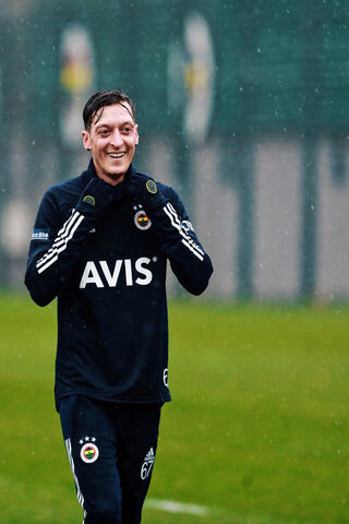 Mesut Özil: A Joyful Moment on the Field ⚽😊