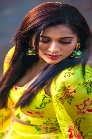 Radiant Elegance: Rashmi Gautam in Vibrant Attire 🌼✨