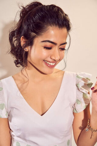 Radiant Charm: Rashmika Mandanna's Effortless Elegance ✨