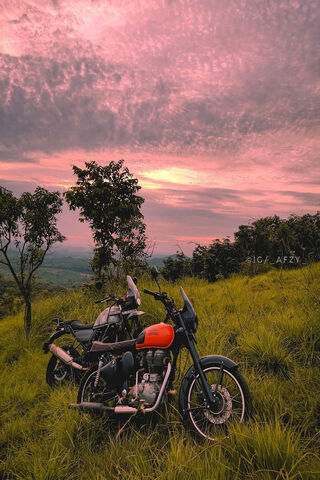 Bullet Royal Enfield: A Ride into the Sunset 🌅🏍️