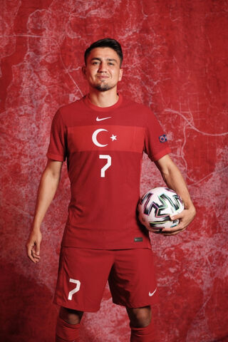 Cengiz Ünder: The Rising Star of Turkish Football ⚽🇹🇷
