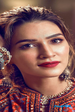 Radiant Elegance: A Glimpse of Kriti Sanon