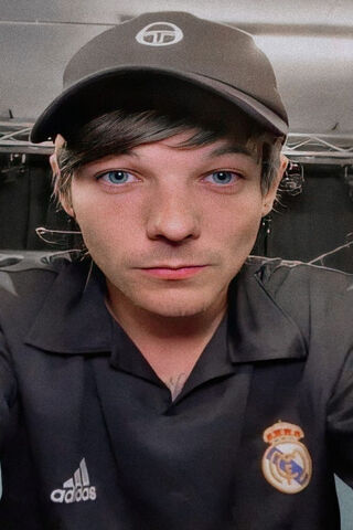 Louis Tomlinson: A Snapshot of Style and Charisma ⚽✨