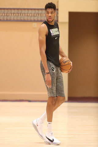 Giannis Antetokounmpo: The Greek Freak in Action! 🏀💪