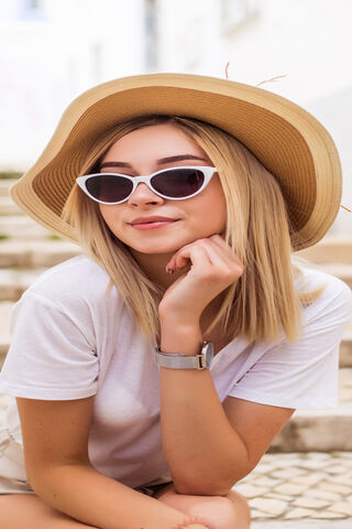 Sunny Vibes: A Stylish Day Out ☀️👒