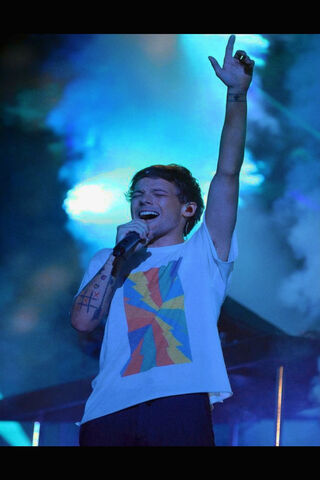 Louis Tomlinson: A Burst of Blue Energy! 🎤💙