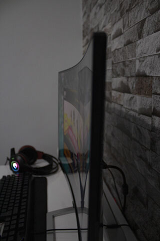 Curved Perspectives: The Future of Gaming Displays