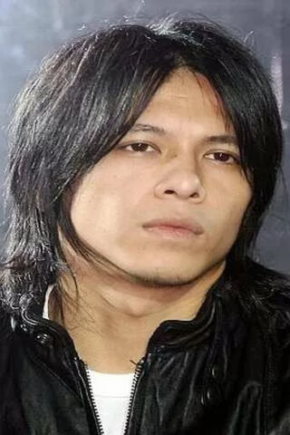 Ariel Noah: The Charismatic Voice of a Generation 🎤✨