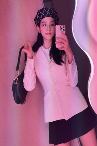 Chic Elegance: Jisoo's Dior Moment ✨