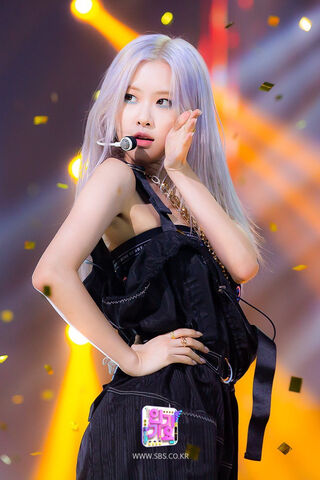 Rosé Shines Bright on Stage! ✨🎤