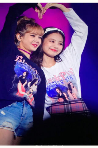 Dynamic Duo: Jennie & Lisa's Heartfelt Moment 💖