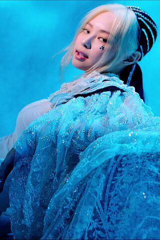 Enchanting Elegance: Jennie's HYLT Moment ✨