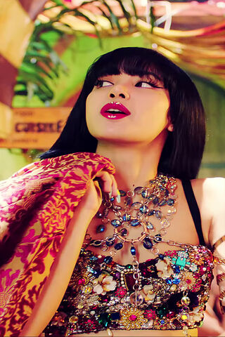 Glamour and Confidence: Lisa's Bold Look